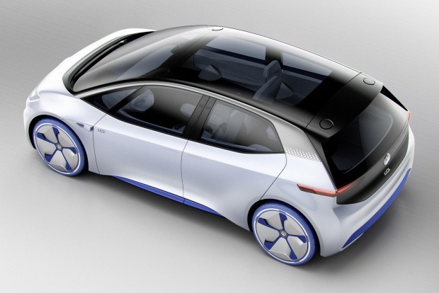Elektromos társat kap a VW Golf 1 Autonóm közlekedésre is képes lesz az autó. A 2020-as piaci bevezetéskor még nem, ám 2025-től a sofőr beavatkozása nélkül fogja tudni hurcibálni utasait. Ilyenkor a kormánykerék behúzódik a műszerfalba.