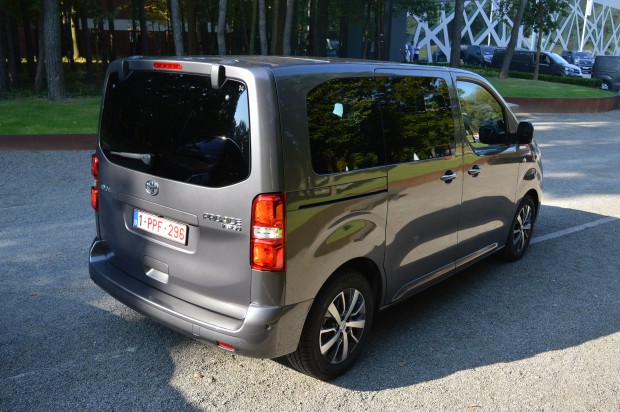 Szerethető különc a Toyotától 3 Csak a VIP felszereltségi szinten érhetők el a menetiránynak háttal forgatható, középső sori ülések (azok formátumától függetlenül), ami optimális a kötetlenebb, beszélgetős utazáshoz.