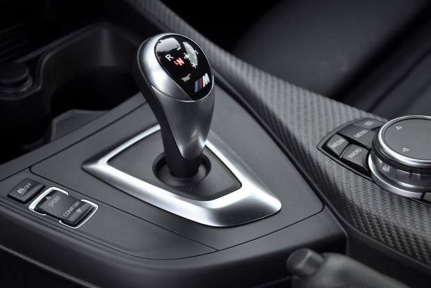 A legjobb BMW? 3 A hétfokozatú duplakupungos gyorsan vált. Manuális váltó is van
