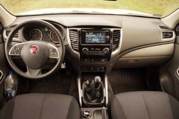 Íme, a Fiat első japán pickupja! 4 A szürke belsőt feldobja a piros embléma