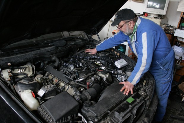 Használt autó: mit vegyünk, ha az élmény számít? 2 Nagyobb olajtöltetük miatt az öblös motorokon az olajcsere is töbe kerül, de 3-4 liter olaj ára nem a világ