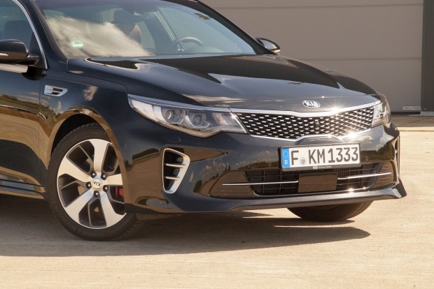 Nem csak Mondeo meg Passat van ám a világon! 8 Az Optima orrába egy tigris orrátt kell belelátnunk a gyári kommunikáció szerint. A GT-ébe egy kicsit könnyebb a morcosítások miatt
