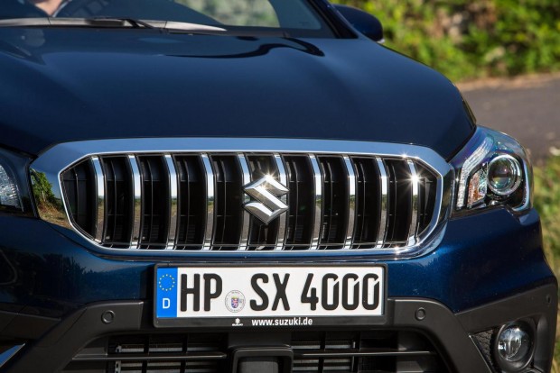 Króm grillrácsos új Suzuki, két új turbómotorral! 3 Van egy kis PEugeot 2008 ebben a frontban, de ez nem baj, az előzőben nem volt az égvilágon semmi