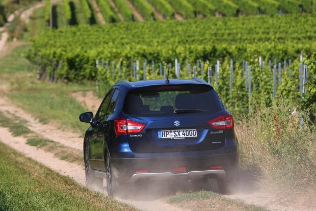Króm grillrácsos új Suzuki, két új turbómotorral! 4 1,5 centivel megemelték a szabad magasságot, most 16 centi magasan hasíthat a terepen az S-Cross