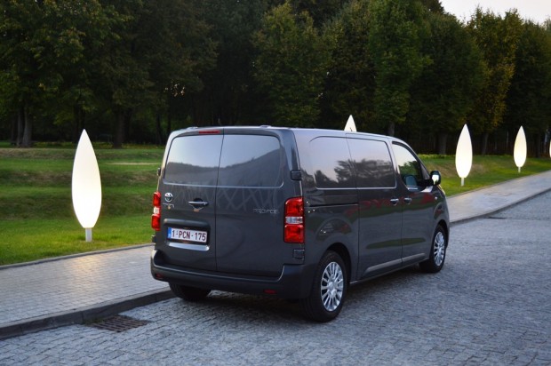 Szerethető különc a Toyotától 10 vezess_01