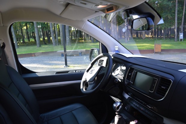 Szerethető különc a Toyotától 4 A VIP kivitelben elől masszázs funkcióval ellátott ülések vannak.