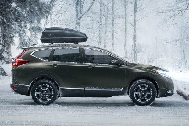 Új Honda CR-V: teljesen más, mégis hasonló 6 Honda Sensing vezetőtámogató csomag: ráfutásos ütközésre figyelmeztető, gyalogosérzékelős autonóm vészfékező rendszer, az úttest és a forgalmi sáv elhagyását akadályozó rendszer, kis sebességtől aktív távolságtartó tempomat, holttérfigyelő, hátsó keresztirányú forgalom-felügyelő és automata távfény funkciók.