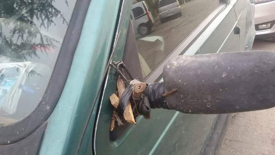 15 kép a tesók, haverok, főállású kontárok alkotásairól 11 Letörtétek a tükrünköt, mi is letörjük a ti tükrütököt.
