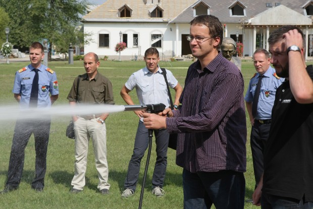 Trágyahordóból tűzoltóautó 6 Munkában a habbal oltó