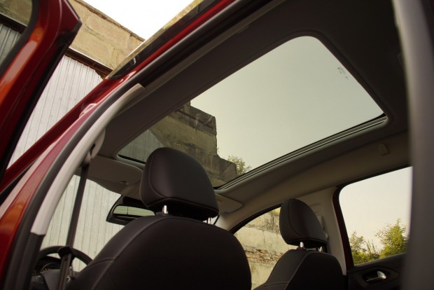 Nem frissebb, inkább komolyabb lett a Peugeot 2008 5 150 ezer forint a panoráma üvegtető felára