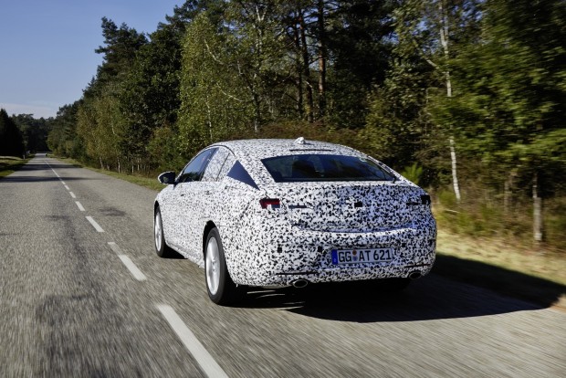 Olyan Opelt vezettünk, ami nincs is 3 Ötajtós és kombi karosszériával készül majd a Grand Sport, aminek a szélessége és a nyomtávjai is nagyobbak, mint a mostani modellé. A kilátás hátrafelé álcázás nélkül sem lesz épp rózsás. Tolatókamera természetesen rendelhető