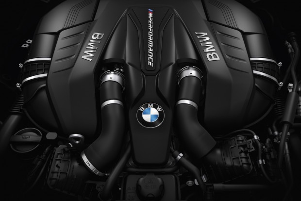 BMW 5 világpremier: amit nem tud, azt autónak nem is kell tudnia 14 2017 márciusában, a hibriddel együtt érkezik a BMW M550i xDrive, 4.4 V8 motorral, 462 lóerővel, 650 Nm-rel, 4,0 másodperces gyorsulással.