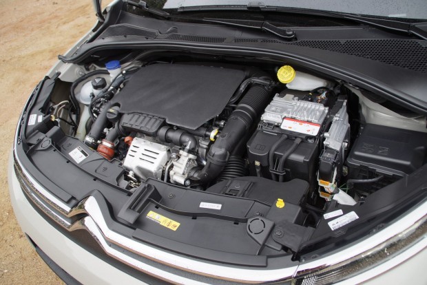Az új C3-mal ismét magára talált a Citroën 7 A turbós háromhengeres: enyhén rezonál tőle a kormány, a pedál, de jó a hangja és erős, nyomatékos