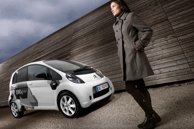 Hogy vegyek olcsóbban elektromos autót? 1 Több importőr kiegészíti az állami támogatást, a 8-9 milliós elektromos kisautók ára hirtelen lement hatmillió alá. Ez a VW e-Upra is vonatkozik, nemcsak a régebbi fejlesztésű, de hátsókerék-hajtású és kikapcsolt ESP-vel farolásra képes C-Zero, i-MIEV, iOn hármasikrekre