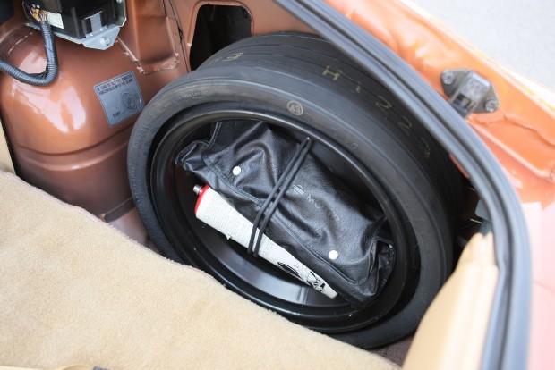 Japán sportkocsit Amerikából? – Datsun 280 ZX 7 Összetöpörödött pótkerék, benne a gyári palack, amivel szükség esetén fel lehet fújni