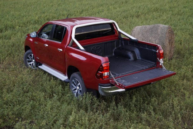 Toyota HiLux, ami tényleg Lux: automatával, bőrrel, navival 2 A dupla kabinos modell 1040 kg-mal terhelhető