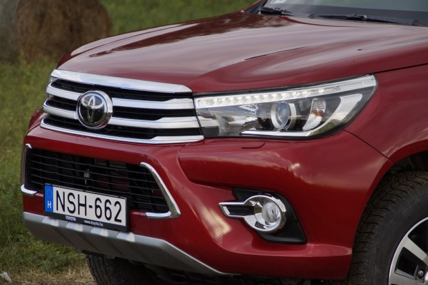 Toyota HiLux, ami tényleg Lux: automatával, bőrrel, navival 3 Elegáns és erőteljes a HiLux