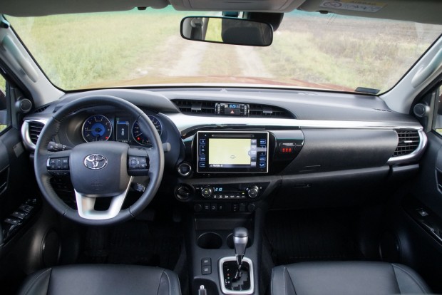 Toyota HiLux, ami tényleg Lux: automatával, bőrrel, navival 4 Széles, tágas, komfortos a kabin