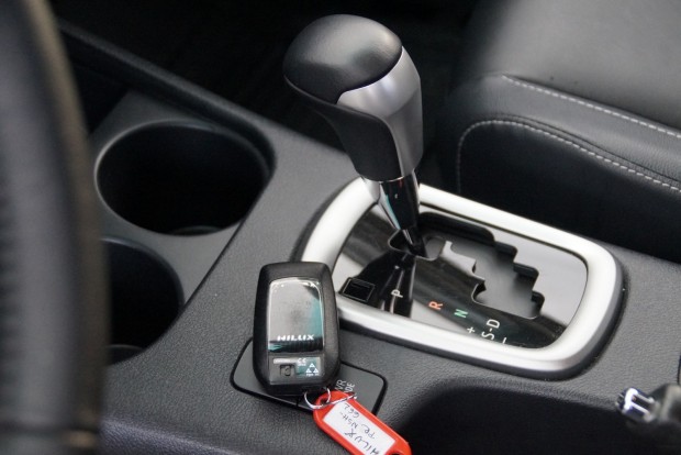 Toyota HiLux, ami tényleg Lux: automatával, bőrrel, navival 9 Szép nagy a kulcs, az Executive a vaskos darab elővétele nélkül nyílik-indul