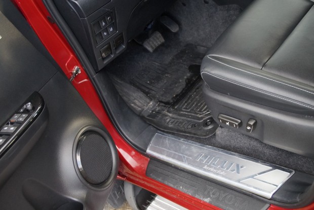 Toyota HiLux, ami tényleg Lux: automatával, bőrrel, navival 10 A kocsi talán legsérülékenyebb pontja az Invincible csomag küszöbvédő takarója. Ironikus, nem?