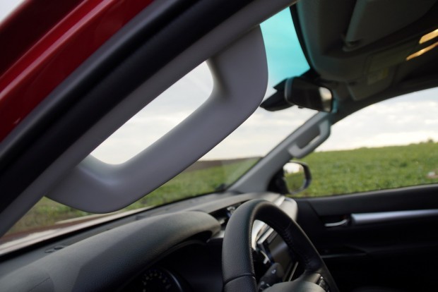Toyota HiLux, ami tényleg Lux: automatával, bőrrel, navival 6 Igazi terepjáró: négy hatalmas kapaszkodó áll az utasok rendelkezésére