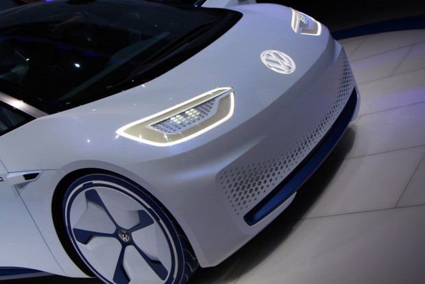 Videón a jövő Volkswagenje 1 Elvileg 8 másodpercen belül 100-ra gyorsul a 170 lóerős ID, limitált végsebessége 160 km/ó. Nem sokat tudunk az akkuk töltéséről, de a Porsche 800 voltos rendszerrel kívánja teliverni árammal a Mission E akkumulátorait, valami hasonló jöhet a Volkswagennél is