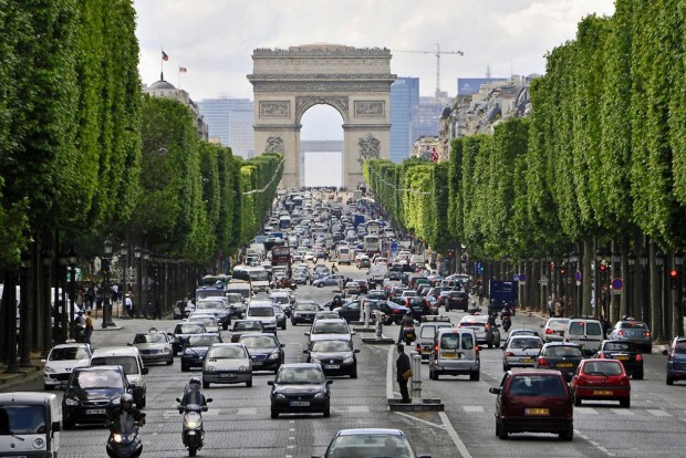 Dízelmotor: kihal vagy tovább él? 2 A Champs-Elysees-n már csak '97 utáni autók gurulhatnak napközben. De dízelek is