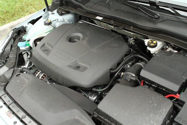 Vaddisznó skandináv módra: Volvo V40 CC 9 A műanyag alatt nem túl dekoratív a kétliteres, turbós benzinmotor