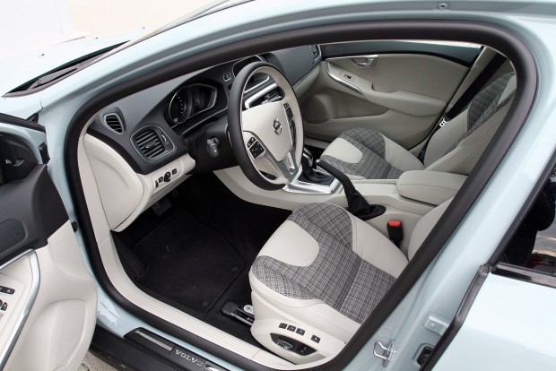 Vaddisznó skandináv módra: Volvo V40 CC 5 Csinos kárpit és roppant kényelmes ülésekben utazhatnak az első sorban ülők