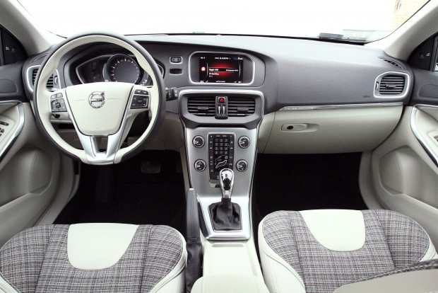 Vaddisznó skandináv módra: Volvo V40 CC 6 Lebegő középkonzol, ismerős gombhalmaz és minőségi anyagok az utastérben