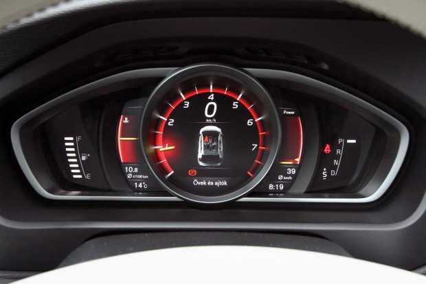 Vaddisznó skandináv módra: Volvo V40 CC 4 Háromféle műszerfal közül lehet kiválasztani a szimpatikusat