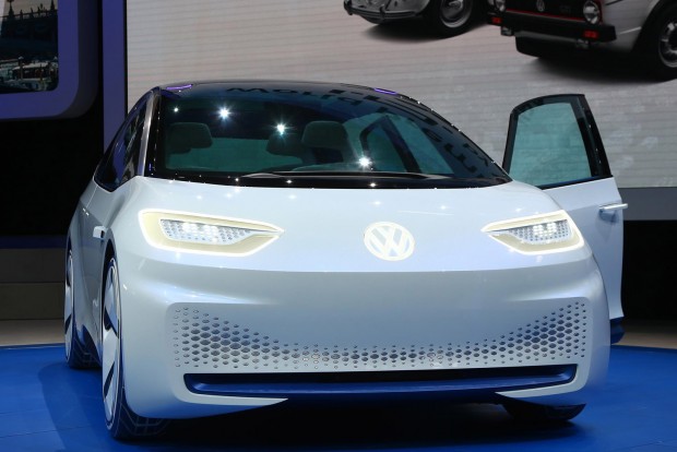 Videón a jövő Volkswagenje 3 410x180x153 centi: az autó rövid, széles és elég magas. Az ID-ben kitűnő a térérzet, mégsem foglal el sok helyet. 275 centi az autó tengelytávja, majdnem annyi, mint egy Passaté