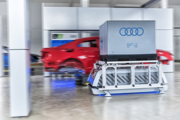 Az Audi robbant mindent, amit az autógyártásban ismerünk 2 Paula szalad a ládával a szerelési ponthoz