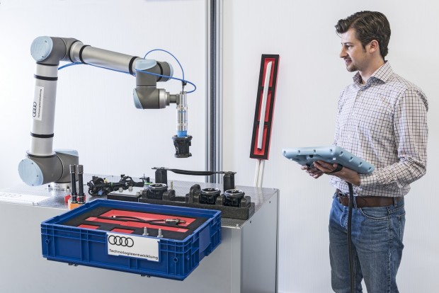 Az Audi robbant mindent, amit az autógyártásban ismerünk 5 A Festo gumikúpos robotkarja precízen, érzéssel ragadja meg a változatos méretű, tömegű alkatrészeket