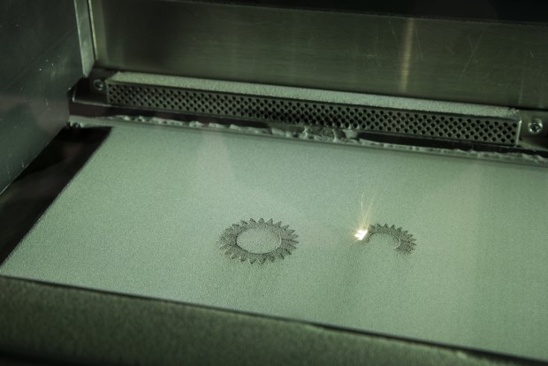 Az Audi robbant mindent, amit az autógyártásban ismerünk 10 Rétegenként készül a fogaskerék a 3D-metálpinterben