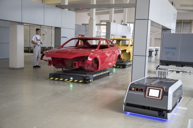 Az Audi robbant mindent, amit az autógyártásban ismerünk 1 Robotok viszik a készülő autót, robotok hordják az alkatrészeker