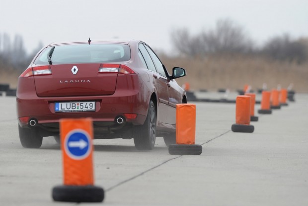 Használt autó: Volkswagen Passat B7 TDI vs. Renault Laguna III dCi 6 4Control összkerékkormányzással nagyon sportos a Laguna, nemcsak a GT sportváltozat