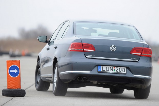 Használt autó: Volkswagen Passat B7 TDI vs. Renault Laguna III dCi 14 Kiegyensúlyozott a Passat futóműve. Elöl sima MacPherson felfüggesztése van, az 1996-2005 közöttiek drága lengőkarszett cseréitől nem kell tartani