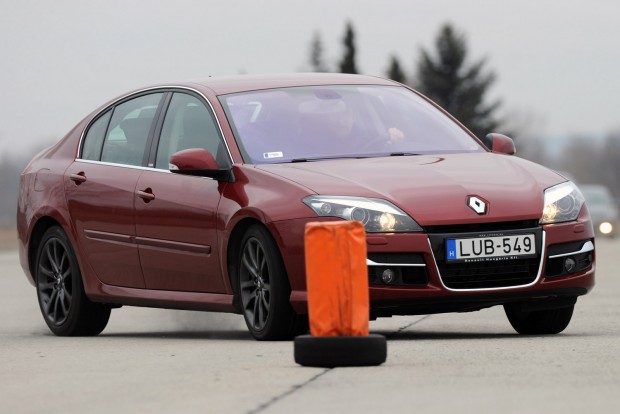 Használt autó: Volkswagen Passat B7 TDI vs. Renault Laguna III dCi 2 Kifejezetten ajánlható a 4Control összkerékkormányzás. Egészen más autó vele a Laguna III, mint két kormányzott kerékkel. A rendszerrel nincs gond, működése parkolás közben könnyen ellenőrizhető