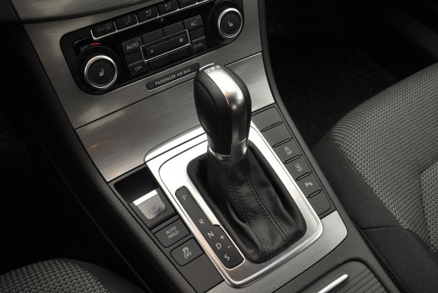 Használt autó: Volkswagen Passat B7 TDI vs. Renault Laguna III dCi 13 60 000 kilométerenként igényel olajcserét 250 Nm feletti nyomatékú motorok hatfokozatú DSGváltója. A száraz kuplungos hétfokozatúban automatában nem kell olajat cserélni, de azzal több lehet a baj