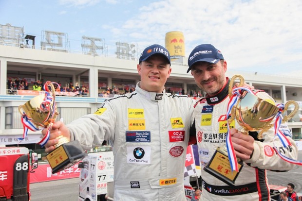 Lepipálta a Tatra a kínai járgányokat 2 A két cseh pilóta Kínában: Adam Lacko (balra) és David Vršecký (jobbra).