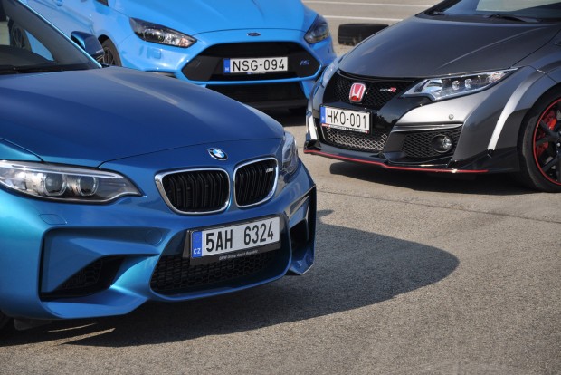 Közös teszt: BMW M2, Ford Focus RS, Honda Civic Type R 1 Mindhárom benzines motorban egyetlen, fix lapátgeometriás turbófeltöltő dolgozik. A Civic Type R továbbra is VTEC változó szelepvezérlésű, csak most először turbós, ami semmit nem vett el vadságából