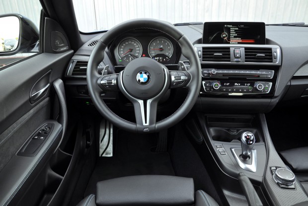 Közös teszt: BMW M2, Ford Focus RS, Honda Civic Type R 6 Röhej felárat kérni az automatikus légkondicionálóért egy 19 milliós autóban. Extraként fűthető a kormány