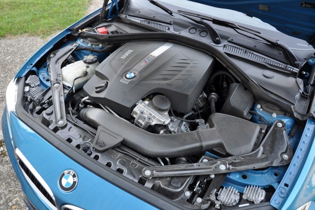 Közös teszt: BMW M2, Ford Focus RS, Honda Civic Type R 2 Ez nem az S55B30 az M3-ból, hanem alapjaiban az X4 M40i egyturbós motorja 370 lóerővel. Kovácsolt a forgattyústengely, más a dugattyú meg a gyertya és duplakuplungos váltót rendelve az M2-ben külön olajhűtő jut a váltónak. Az olajozási rendszer versenypályán is biztosítja a megfelelő kenést