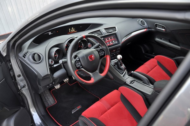 Közös teszt: BMW M2, Ford Focus RS, Honda Civic Type R 4 Harcias, tüzes, mégis praktikus a Civic tágas belső tere és itt a legjobb a csomagtartó is