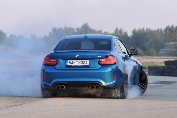 Közös teszt: BMW M2, Ford Focus RS, Honda Civic Type R 11 Tele volt vele mindkét kezünk, de imádtuk az M2-t. Tüzeli bennünk a huligánt és adaptív futómű nélkül is egész kényelmes
