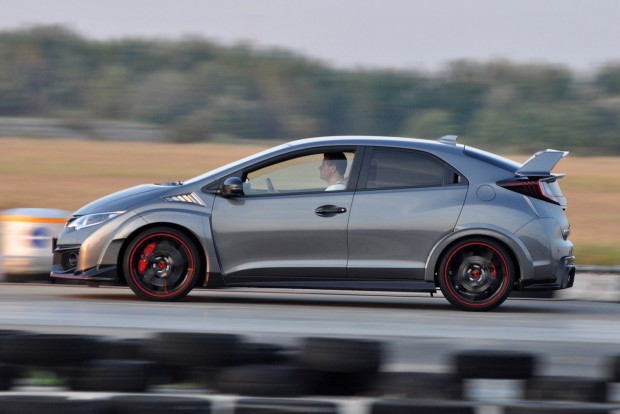 Közös teszt: BMW M2, Ford Focus RS, Honda Civic Type R 10 Nagyon hiányzott volna a legpengébb elöl hajtó kompakt sportmodell az összkerekes Focus RS és a hátsókerék-hajtású BMW M2 mellől, ám tesztünk időpontjára az importőri tesztautót megvette valaki. A hondás közösség viszont bedobta magát és a kérdéses időpontban nem egy, nem két, hanem három CTR jelent meg Tökölön. Köszönjük nekik, külön is az autóját rendelkezésünkre bocsátó Gallai Zsoltnak, hogy megmentették a cikket!