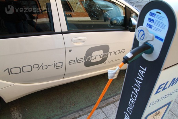 Lesz elég áram, ha minden magyar villanyautóba ül? 1 Elektromos autó az ELMŰ nyilvános töltőoszlopán