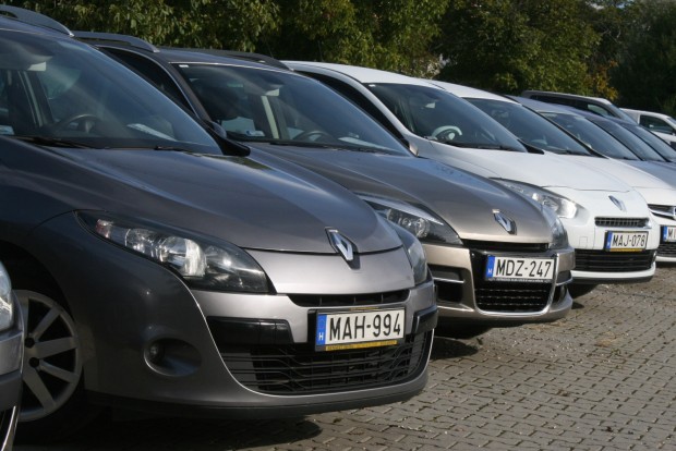 Használt autó: Volkswagen Passat B7 TDI vs. Renault Laguna III dCi 5 Nem egyszer a Mégane III ára alatt hirdetik a típust, amely ár/érték arányban a középkategória legjobbjai közé tartozik