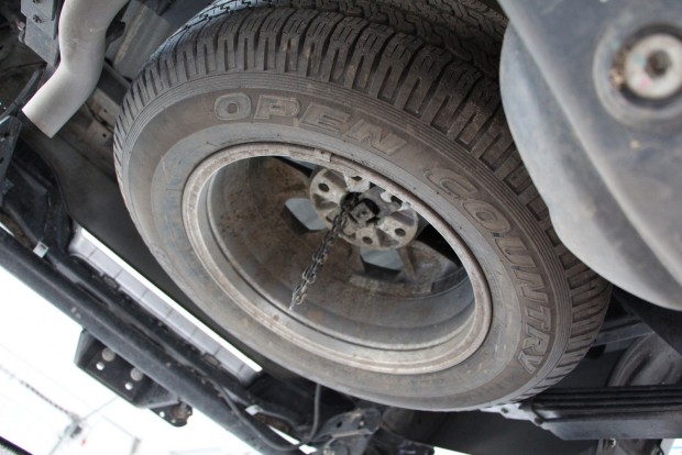 Pickup vagy SUV, mi a különbség? 1 A pótkerék minden pickupon a plató alatt lóg hátul, javít valamicskét az orrnehézségen és könnyű levenni, ha kell